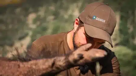 Rubén Montés preparando la carne de un jabalí.