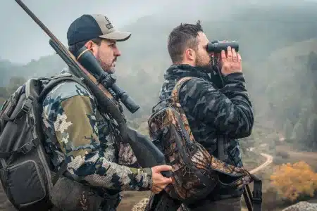 Dos cazadores durante un rececho.