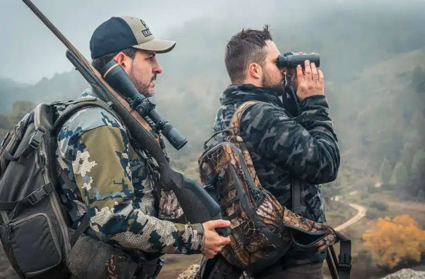 Dos cazadores durante un rececho.