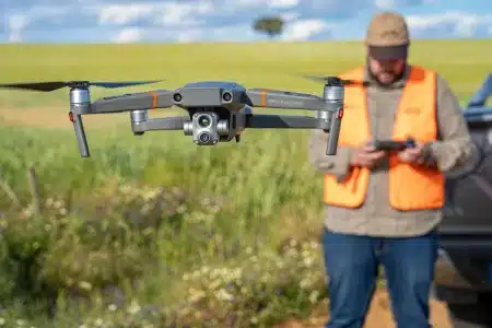 Un cazador con un dron térmico para localizar corcinos durante la cosecha.