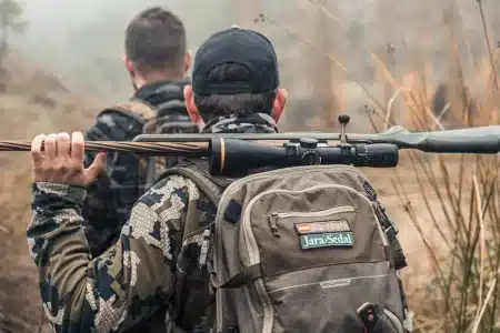 Dos cazadores durante un rececho.