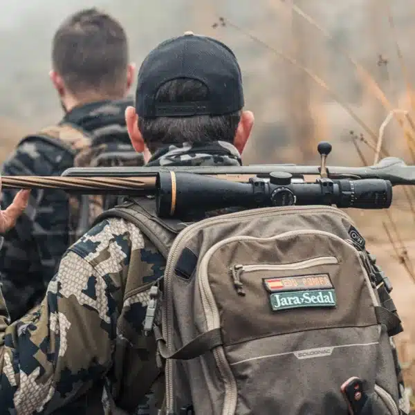 Dos cazadores durante un rececho.