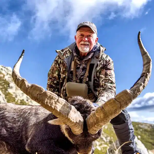 Macho montés Bruce a caballo