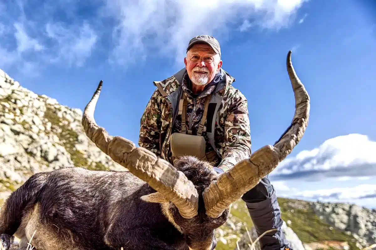 Macho montés Bruce a caballo