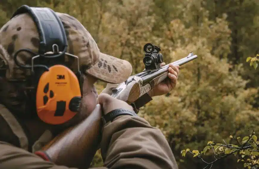Un montero cazando con visor de punto rojo