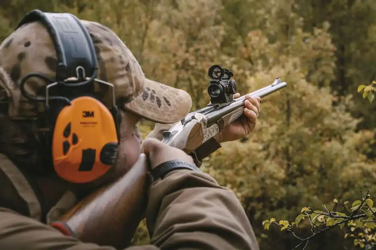 Un montero cazando con visor de punto rojo