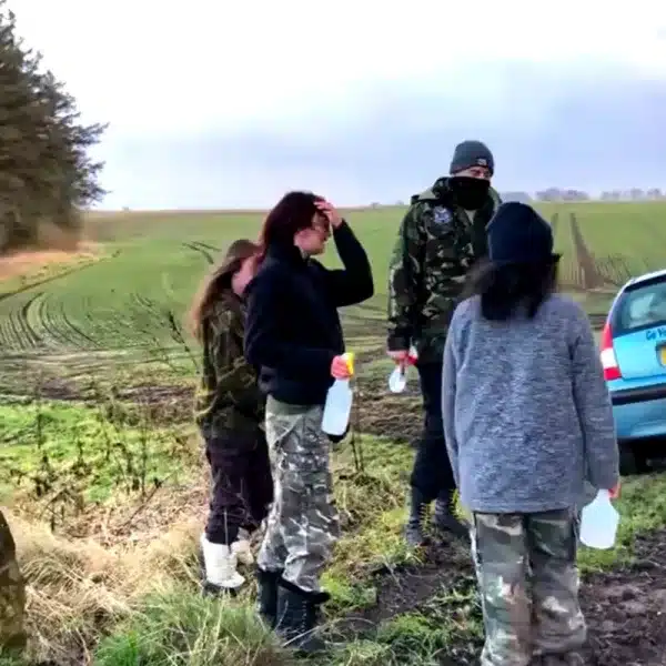 Animalistas boicotean cacería y su coche queda atrapado en el barro