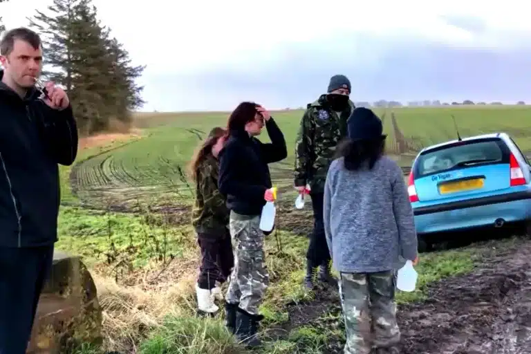 Animalistas boicotean cacería y su coche queda atrapado en el barro
