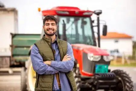 joven agricultor multa mudarse al pueblo de al lado