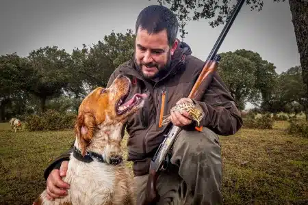Cazador junto a su perro de caza. © Sonia García