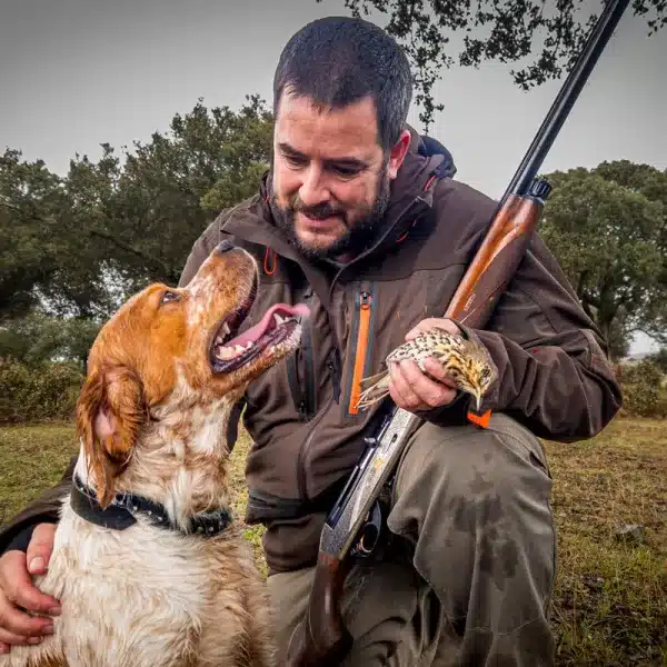 Cazador junto a su perro de caza. © Sonia García
