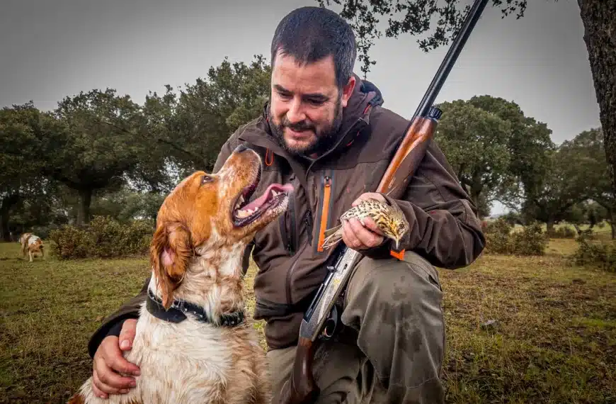 Cazador junto a su perro de caza. © Sonia García