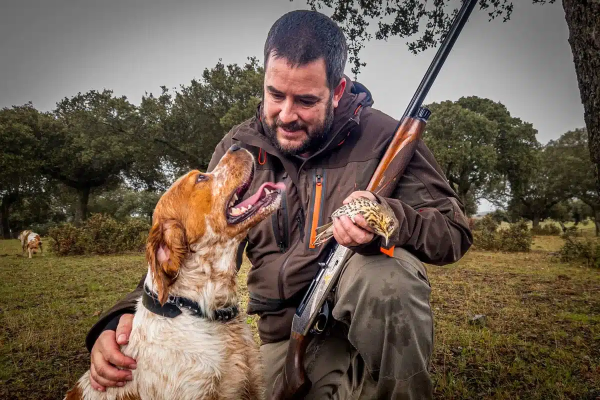 Cazador junto a su perro de caza. © Sonia García