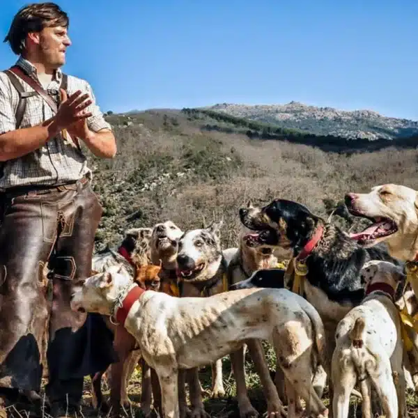 Un rehalero durante una jornada cinegética. © Israel Hernández