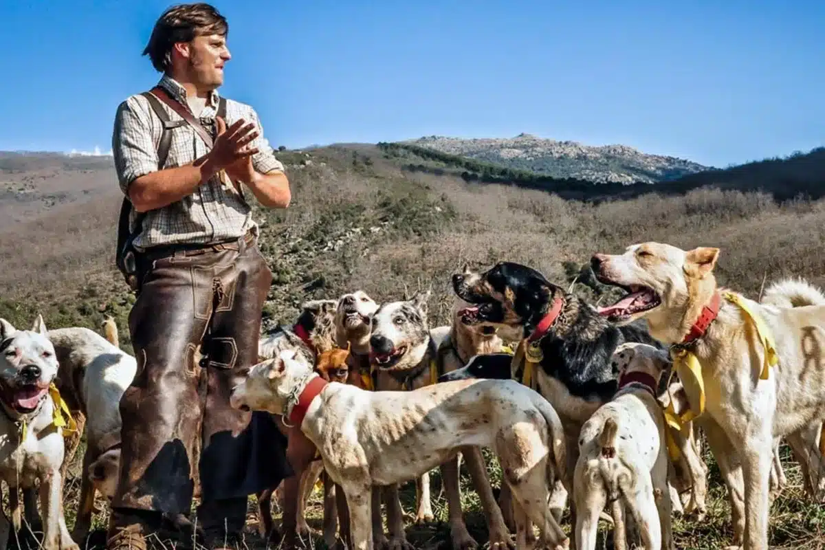 Un rehalero durante una jornada cinegética. © Israel Hernández