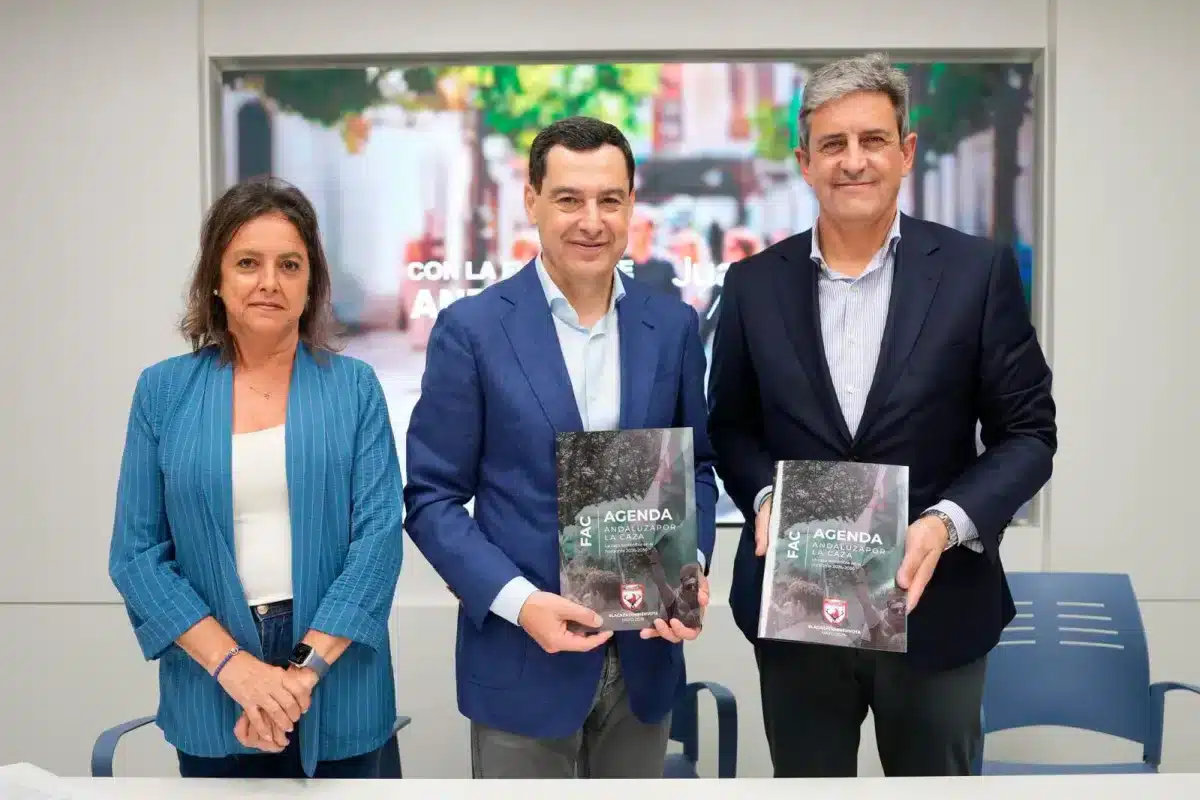 Juanma Moreno se compromete a cumplir la Agenda Andaluza por la Caza firmada con la FAC