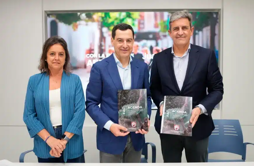 Juanma Moreno se compromete a cumplir la Agenda Andaluza por la Caza firmada con la FAC