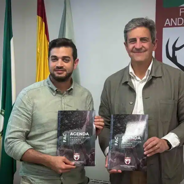 Adrián Yacar y José Mª Mancheño, tras la firma.