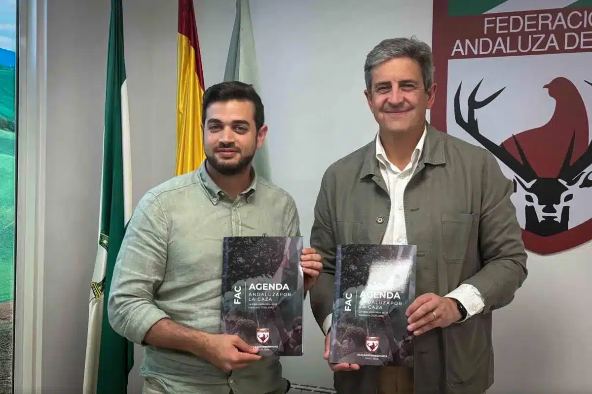 Adrián Yacar y José Mª Mancheño, tras la firma.