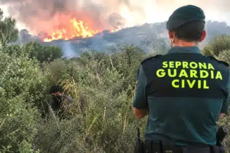 incendio Extremadura persona escondida maleza