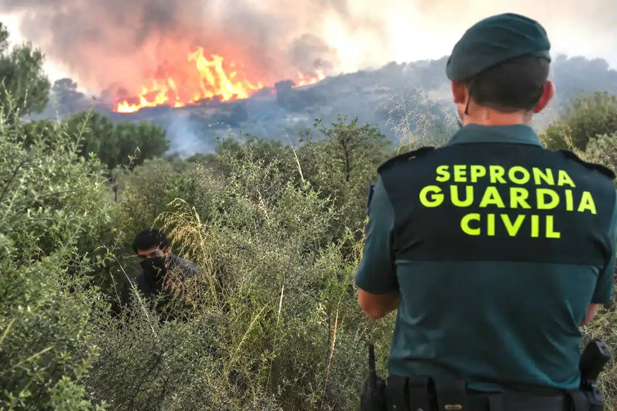 incendio Extremadura persona escondida maleza