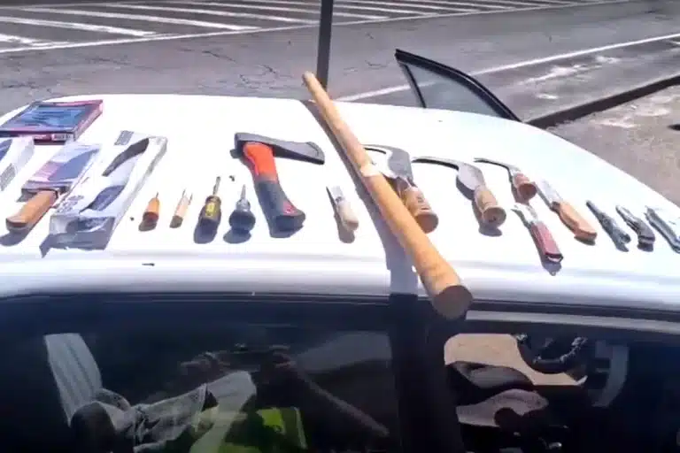 portugués coche repleto armas blancas