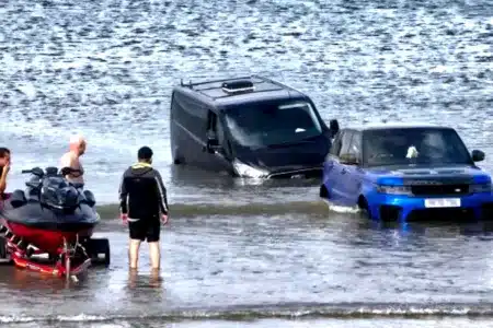 Range Rover 140000 euros atrapado arena playa