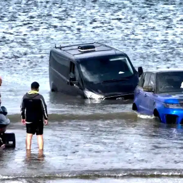 Range Rover 140000 euros atrapado arena playa
