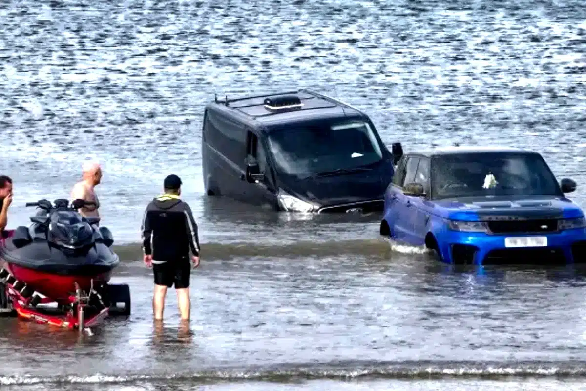 Range Rover 140000 euros atrapado arena playa