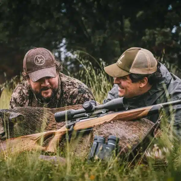Los dos cazadores, con el corzo.