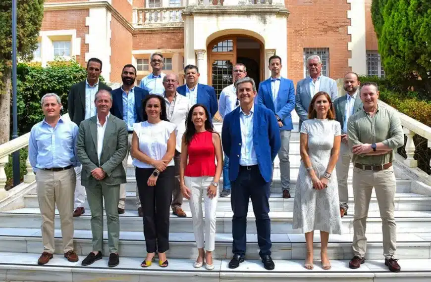 Los representantes de la Junta de Andalucía con los miembros de la FAC.