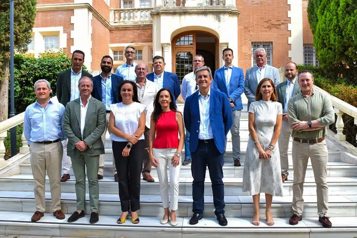 Los representantes de la Junta de Andalucía con los miembros de la FAC.