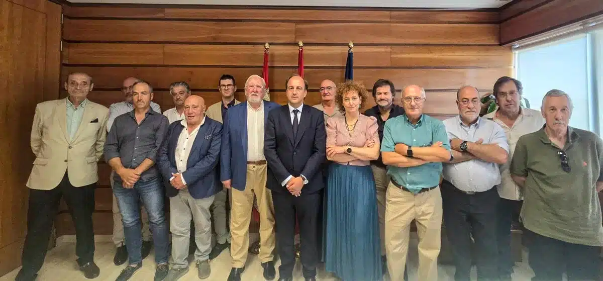 Los representandes de la Federación de Caza de Castilla y León y de la administración tras la reunión.