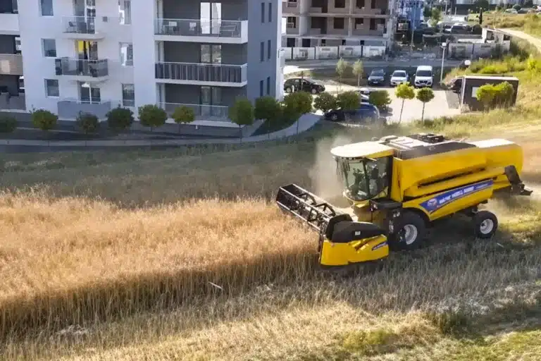 El agricultor cosechando rodeado de pisos.