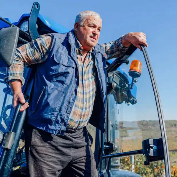 Un agricultor en su tractor.