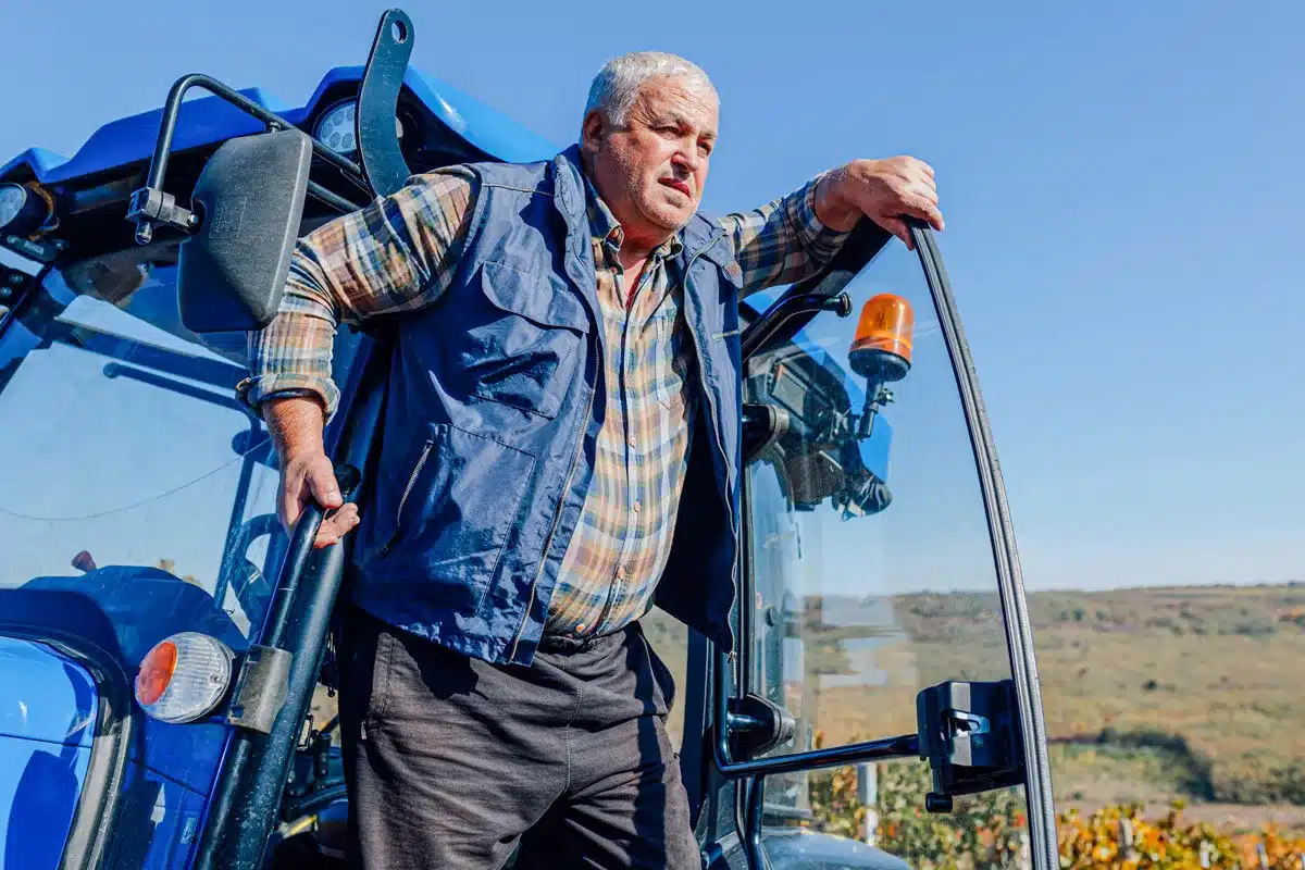 Un agricultor en su tractor.