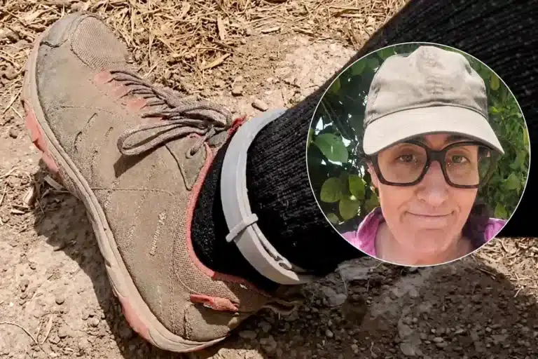 La agricultora con uno de los collares antiparasitarios.