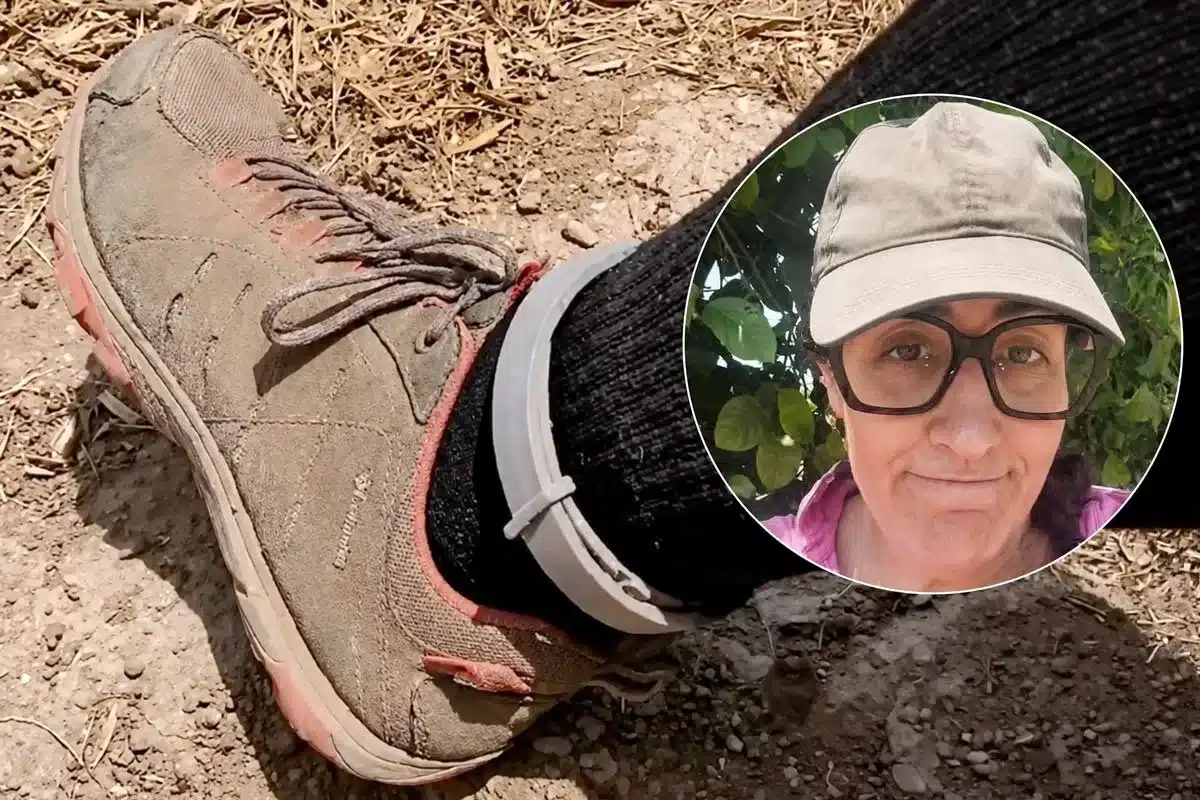 La agricultora con uno de los collares antiparasitarios.