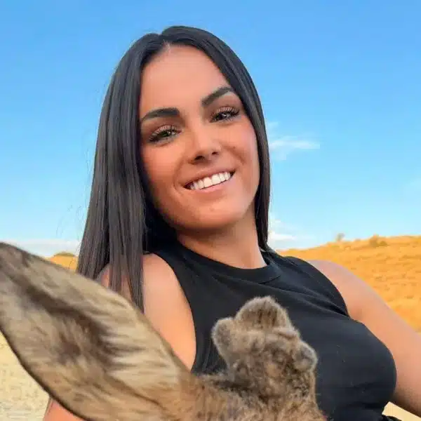 Candela Chacón con la corza cazada.