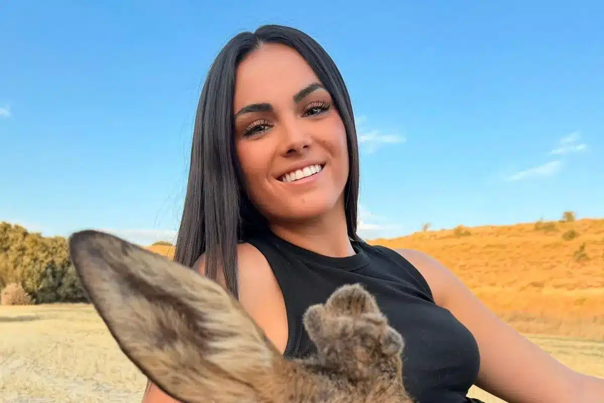 Candela Chacón con la corza cazada.