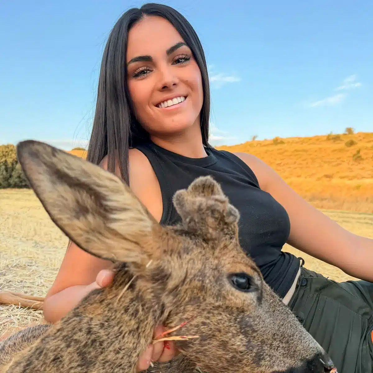 Candela Chacón con la corza cazada.