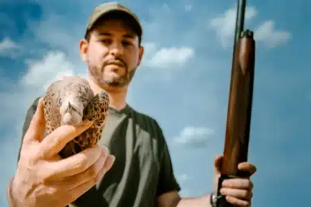 Un cazador recoge una tórtola.