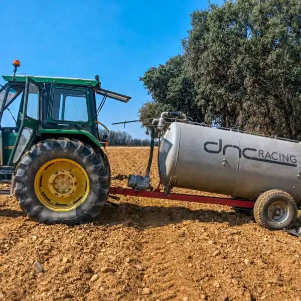 Un tractor operado y sufragado por cazadores lleva agua a la fauna en los terrenos quemados en el incedio de León de 2025.