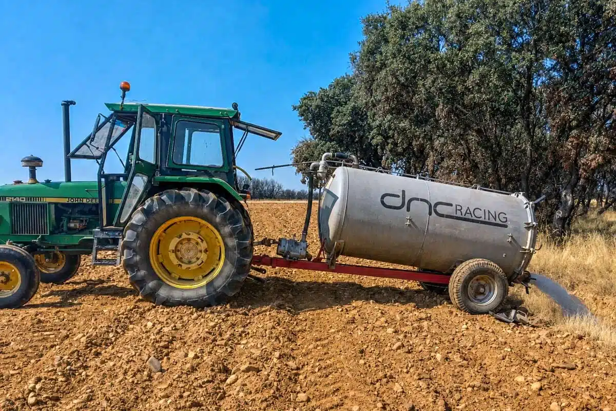 Un tractor operado y sufragado por cazadores lleva agua a la fauna en los terrenos quemados en el incedio de León de 2025.