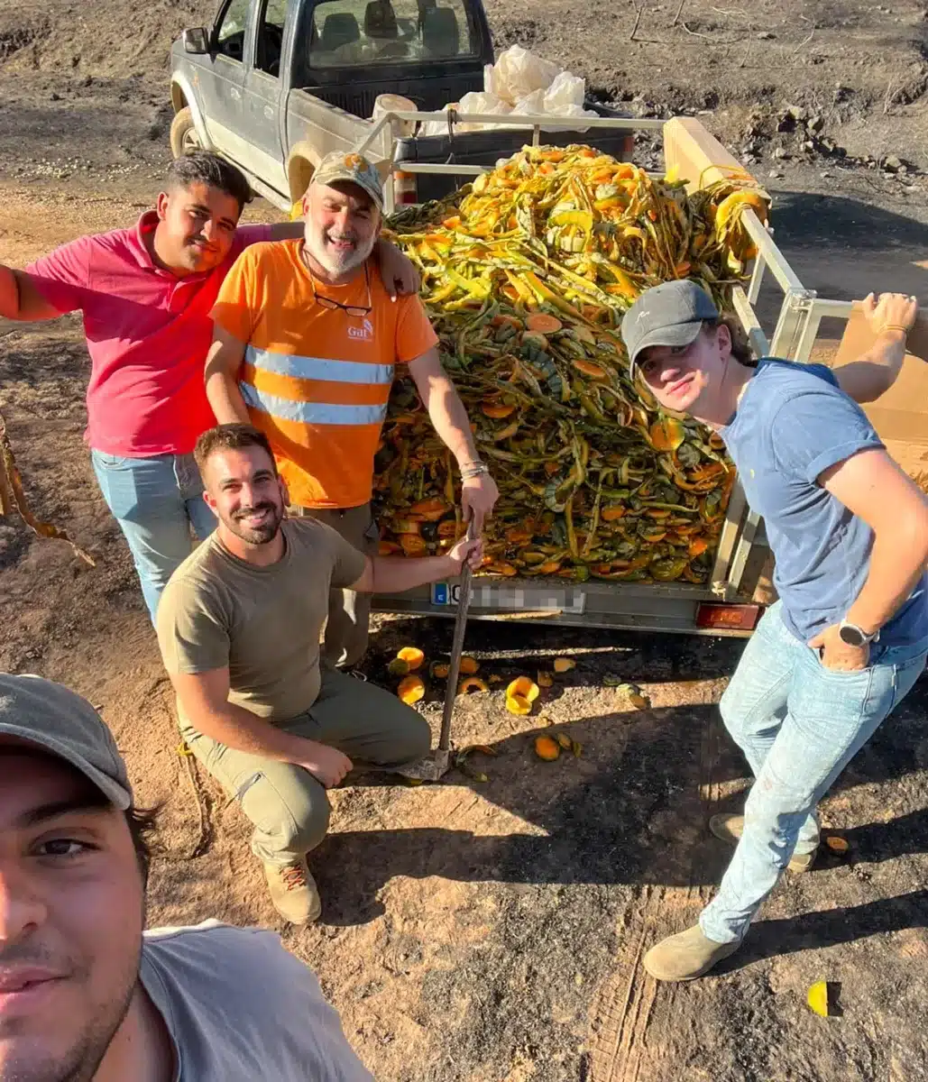Cazadores con otro remolque de comida. 