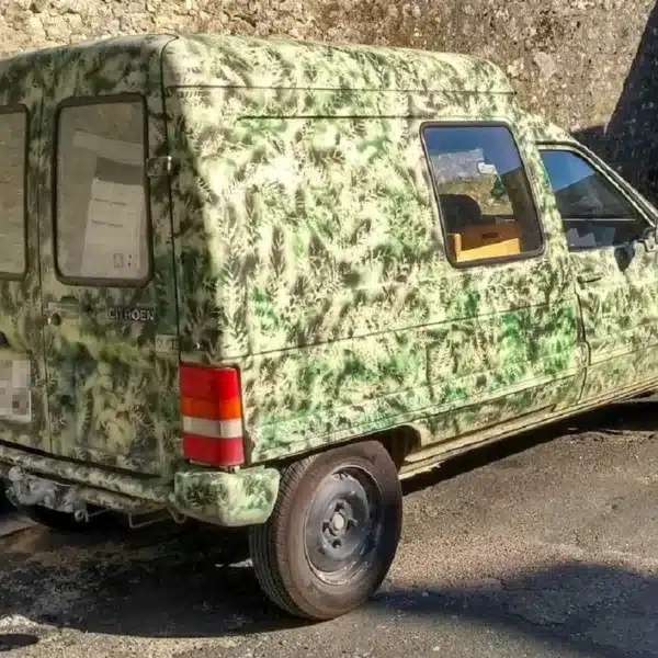 Citroën C15 pintada de camuflaje.
