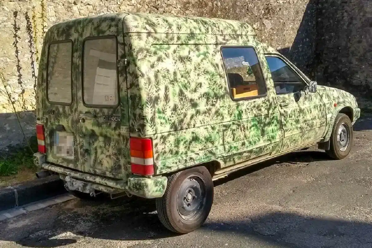 Citroën C15 pintada de camuflaje.