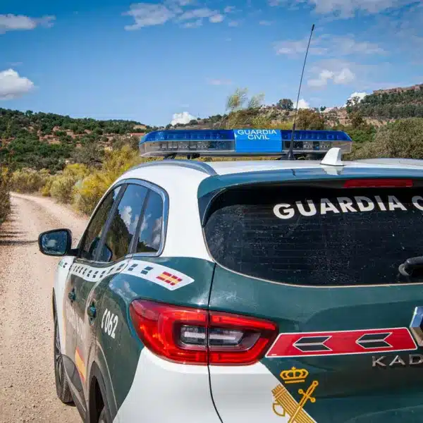 Un coche de la Guardia Civil en un camino.