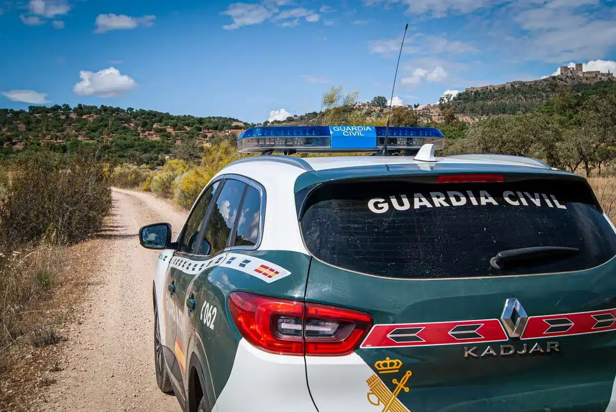 Un coche de la Guardia Civil en un camino.