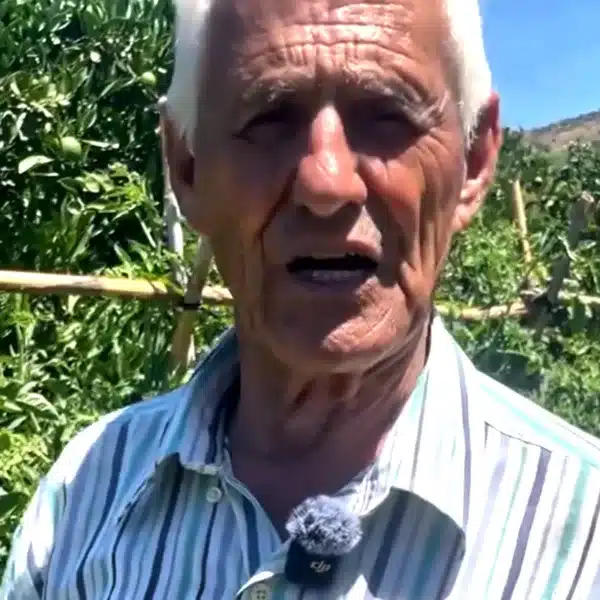 hombre de campo truco evitar peseta tomates